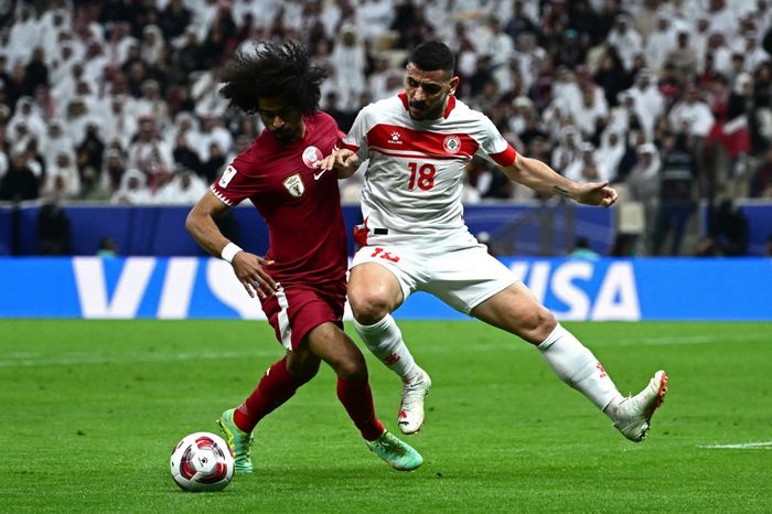 Bek Lebanon, Kassem el-Zein (kanan), menjaga penyerang Qatar, Akram Afif, dalam pertandingan Grup A Piala Asia 2023 di Stadion Lusail, Doha, Qatar, 12 Januari 2024. 