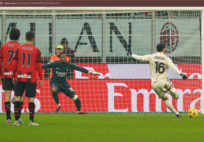 Leandro Paredes mencetak gol untuk AS Roma ke gawang AC Milan pada giornata 20 Liga Italia 2023-2024 di Stadion San Siro, Minggu (14/1/2024).
