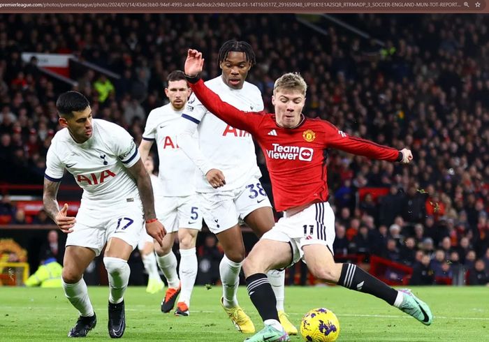 Rasmus Hojlund mencetak gol untuk Manchester United ke gawang Tottenham Hotspur pada matchweek 21 Liga Inggris 2023-2024 di Stadion Old Trafford, Minggu (14/1/2024).