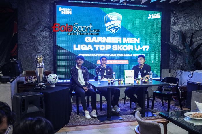 (Dari kiri ke kanan) Jehan Pahlevi, Indriyanto Nugroho, dan Yusuf Kurniawan dalam sesi jumpa pers Garnier Men Liga Top Skor U-17 2024 di Easy Gunawarman, Jakarta Selatan, Kamis (18/1/2024).