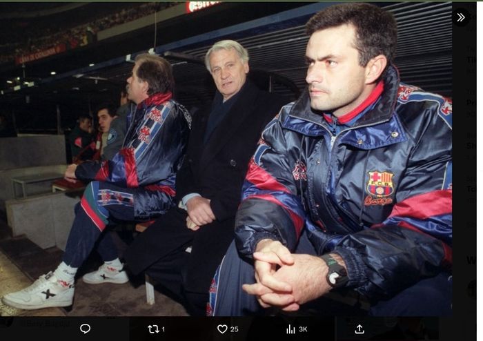 Jose Mourinho (kanan) saat masih bertugas sebagai penerjemah dan tangan kanan Sir Bobby Robson di Barcelona.