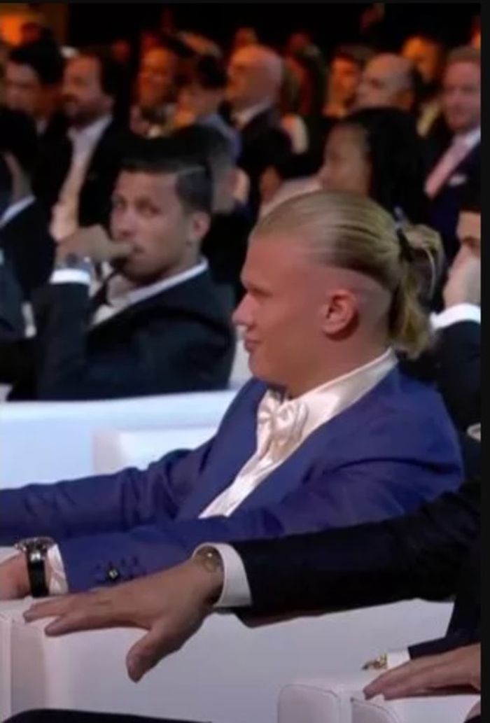 Reaksi Erling Haaland saat namanya disebut oleh Cristiano Ronaldo dalam Globe Soccer Awards.