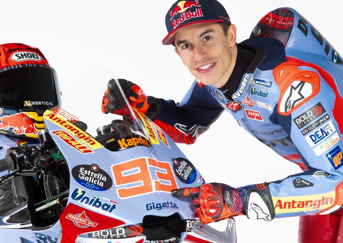 Marc Marquez berpose bersama seragam dan motor tim Gresini Racing dalam sesi pemotretan untuk acara peluncuran tim untuk MotoGP 2024.