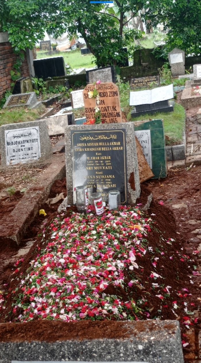 Suasana makam ayah Ammar Zoni