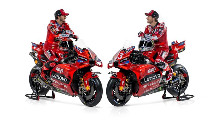 Dua pembalap Ducati Lenovo, Francesco Bagnaia dan Enea Bastianini menunggangi Desmosedici GP24 pada peluncuran tim, Senin, 22 Januari 2024