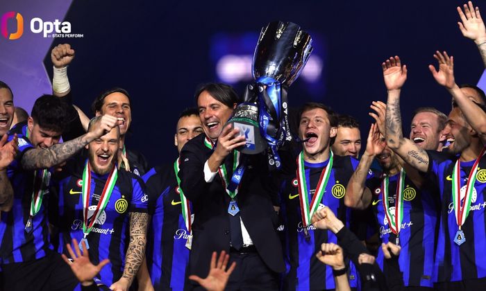 Pelatih Inter Milan, Simone Inzaghi, resmi menjadi pelatih pertama di Liga Italia yang sukses memenangkan lima trofi Piala Super Italia.