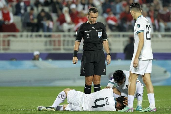 Pemain belakang timnas Indonesia, Jordi Amat terbaring di lapangan setelah mengalami cedera saat pertandingan sepak bola Grup D Piala Asia 2023 antara Vietnam dan Indonesia di Stadion Abdullah bin Khalifa, Doha, pada 19 Januari 2024. 