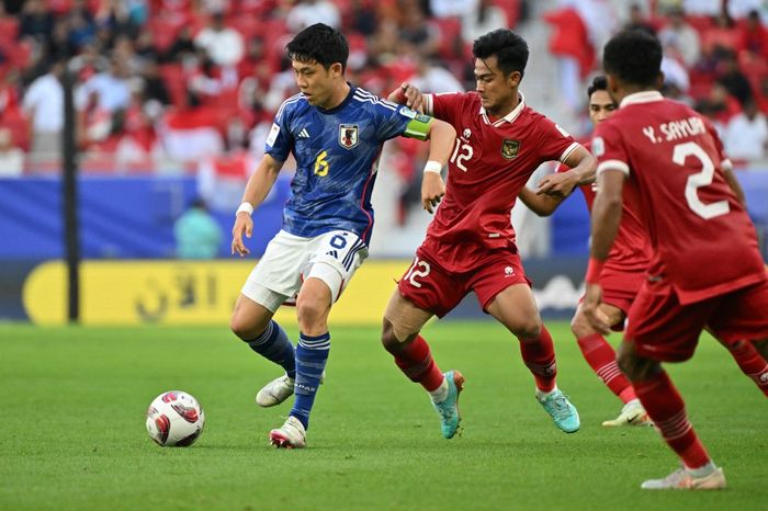 Pemain belakang timnas Indonesia, Pratama Arhan melakukan penjagaan kepada gelandang Jepang, Wataru Endo dalam Grup D Piala Asia 2023 di Stadion al-Thumama di Doha pada Rabu, 24 Januari 2024.