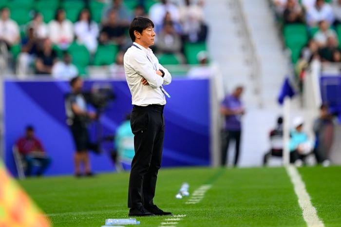 Pelatih timnas Indonesia Shin Tae-yong saat laga antara skuad Garuda melawan Jepang dalam laga terakhir Grup D Piala Asia 2023, di Stadion Al Thumama, Doha, Rabu (24/1/2024).