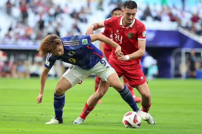 Gelandang  timnas Indonesia Ivar Jenner saat menghadapi Jepang dalam laga pamungkas Grup D Piala Asia 2023 yang berlangsung di Stadion Al Thumama, Doha, Rabu (24/1/2024).