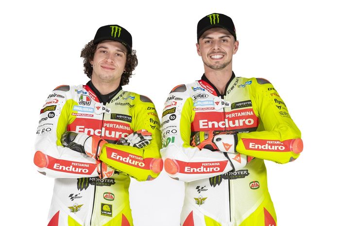 Marco Bezzecchi (kiri) dan Fabio Di Giannantonio (kanan) akan menjadi pembalap tim Pertamina Enduro VR46 Racing Team pada MotoGP 2024.