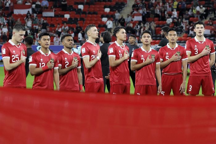 Awak timnas Indonesia menyanyikan lagu kebangsaan jelang kick-off duel melawan Irak di Stadion Ahmad bin Ali, Doha (15/1/2024). Indonesia lolos ke 16 besar Piala Asia 2023, sejarah baru tercipta.
