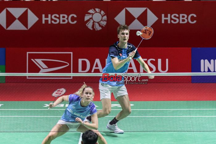 Ganda campuran Denmark, Jasper Toft (kanan) dan Clara Graversen (kiri), sedang bertanding dalam perempat final Indonesia Masters 2024 di Istora, Senayan, Jakarta, Jumat (26/1/2024).