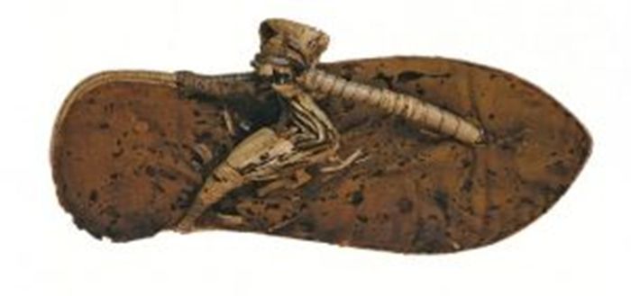 Sandal yang dijahit ini berasal dari makam Tutankhamun dengan penutup linen.
