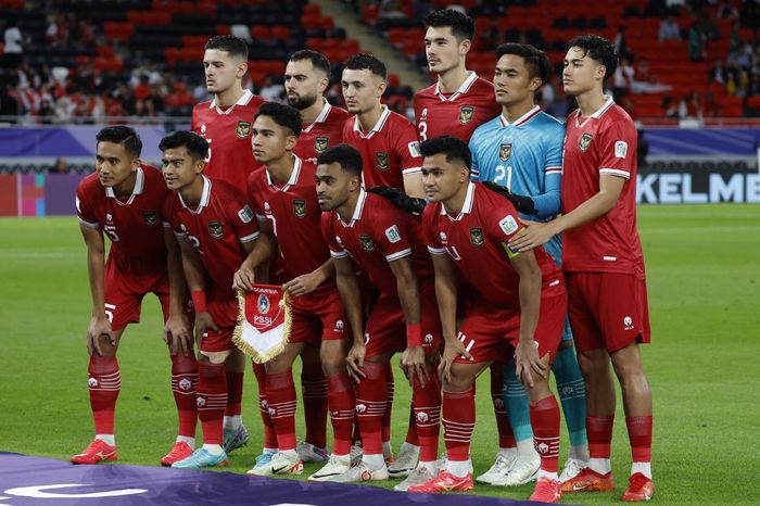 Para pemain timnas Indonesia berpose jelang kick-off partai melawan Irak pada fase grup Piala Asia 2023 di Stadion Ahmad bin Ali, Al Rayyan (15/1/2024).