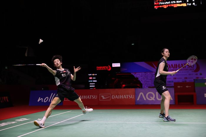 Aksi ganda putri China, Zhang Shu Xian/Zheng Yu, dalam final Indonesia Masters 2024 di Istora Senayan, Jakarta, 28 Januari 2024.