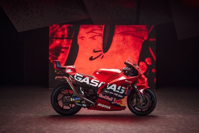 Tampak samping motor KTM RC16 dari tim Red Bull GASGAS Tech3 pada MotoGP 2024.