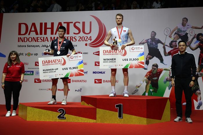 Pebulu tangkis tunggal putra Denmark, Anders Antonsen (kanan) bersama Brian Yang (Kanada) di podium Indonesia Masters 2024 di Istora Senayan, Jakarta, Minggu (28/1/2024).