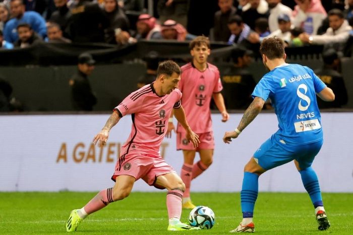 Aksi Lionel Messi dalam laga uji coba kontra Al Hilal di Riyadh, Senin (29/1/2024).