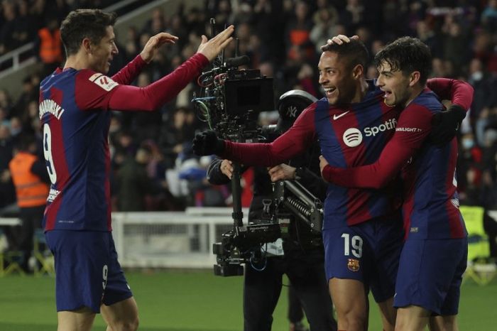 Para pemain Barcelona merayakan gol Vitor Roque ke gawang Osasuna pada Liga Spanyol 2023-2024.