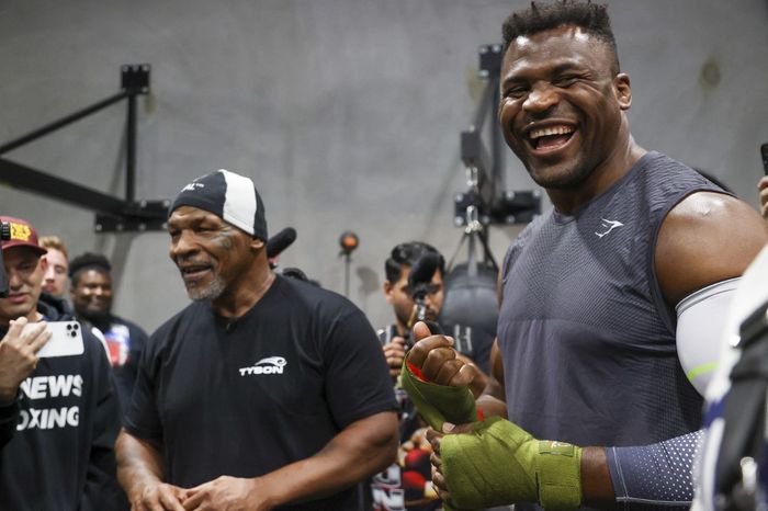Mantan petinju kelas berat, Mike Tyson (kiri) sedang membantu melatih Francis Ngannou melawan Tyson Fury