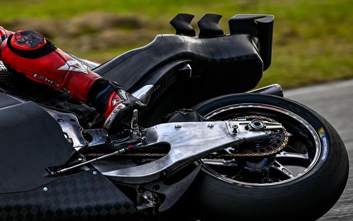 Penampikan bagian belakang dari motor Honda RC213V yang dikendarai pembalap penguji Honda, Stefan Bradl, dalam Tes Shakedown MotoGP di Sirkuit Sepang, Sepang, Malaysia, 1 Februari 2024.