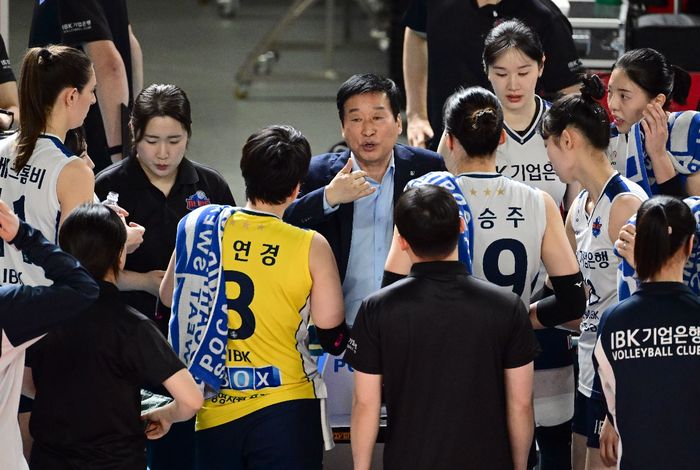 Pelatih Hwaseong IBK Altos, Kim Ho-chul, sedang memberikan intruksi kepada anak asuhnya saat laga menghadapi Daejeon JungKwanJang Red Sparks pada Liga Voli Korea, Kamis, 1 Februari 2024
