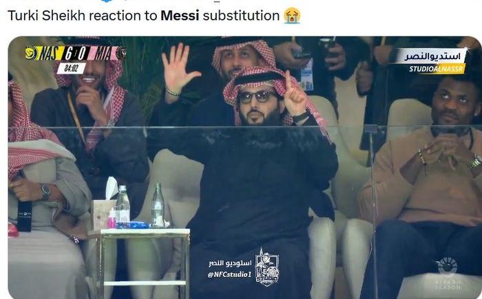 Gesture Turki Alalshikh saat Lionel Messi masuk lapangan.