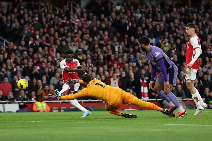Bukayo Saka melepaskan tembakan yang berujung gol Arsenal ke gawang Liverpool pada duel Liga Inggris di Emirates Stadium London (4/2/2024).