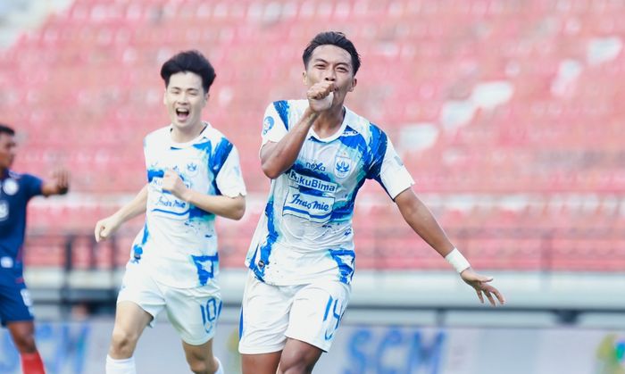 Pemain PSIS Semarang Riyan Ardiansyah dan Taisei Marukawa saat melakukan selebrasi seusai mencetak gol ke gawang Arema FC dalam laga pekan ke-24 Liga 1 di Stadion Kapten I Wayan Dipta, Gianyar, Bali, Senin (5/2/2024).