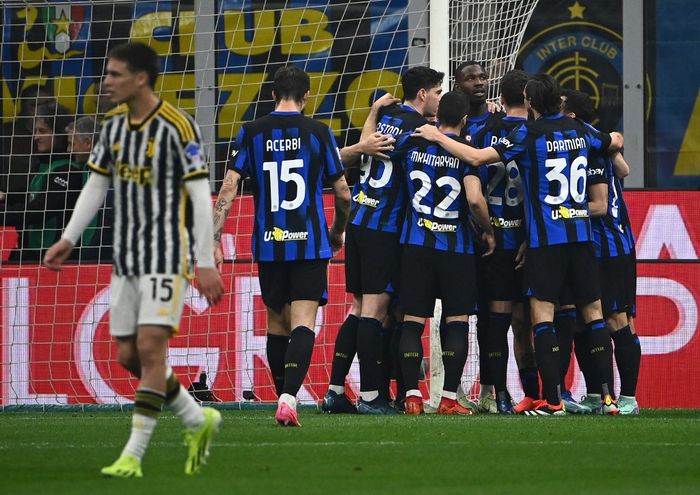 Para pemain Inter Milan merayakan gol mereka ke gawang Juventus pada duel Liga Italia di San Siro (4/2/2024).
