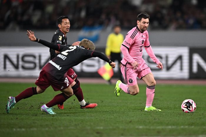 Gelandang Vissel Kobe, Nanasei Iino (L) mencoba bertahan dari penyerang Inter Miami asal Argentina, Lionel Messi (R) pada babak kedua pertandingan sepak bola persahabatan antara Inter Miami dari liga Major League Soccer Amerika Serikat dan Vissel Kobe dari J-League Jepang di Stadion Nasional di Toky