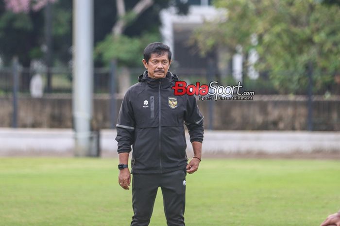 Pelatih timnas U-20 Indonesia, Indra Sjafri, sedang memantau para pemainnya saat berlatih di Lapangan A, Senayan, Jakarta, Jumat (9/2/2024).