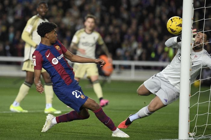 Lamine Yamal cetak gol Barcelona ke gawang Granada pada lanjutan Liga Spanyol di Stadion Olimpic Montjuic (11/2/2024).