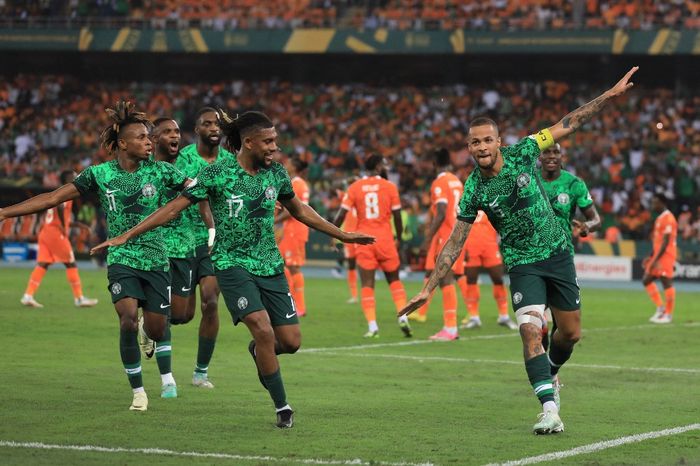 William Troost-Ekong (kanan) merayakan gol untuk timnas Nigeria ke gawang Pantai Gading dalam final Piala Afrika 2023 di Stadion Olympic Ouattara, Ebimbe, Abidjan (11/2/2024).