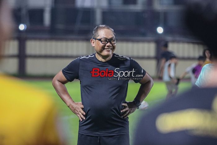Anggota Komite Eksekutif PSSI sekaligus COO (Chief Operating Officer) Bhayangkara FC, Sumardji, sempat tersenyum saat ditemui di Stadion PTIK, Blok M, Jakarta, Senin (12/2/2024) malam.