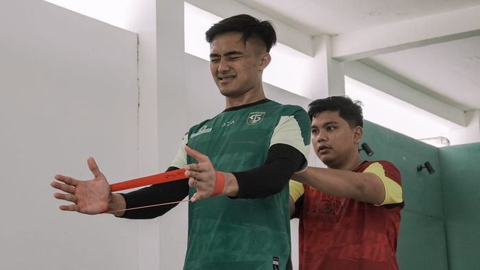 Ernando Ari menjalani sesi latihan bersama Persebaya Surabaya pada Senin (12/2/2024).