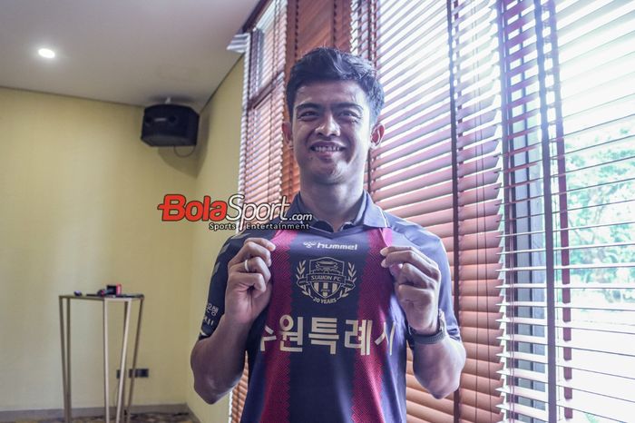 Pemain baru Suwon FC, Pratama Arhan, saat ditemui di Hotel Sultan, Senayan, Jakarta, Kamis (15/2/2024).