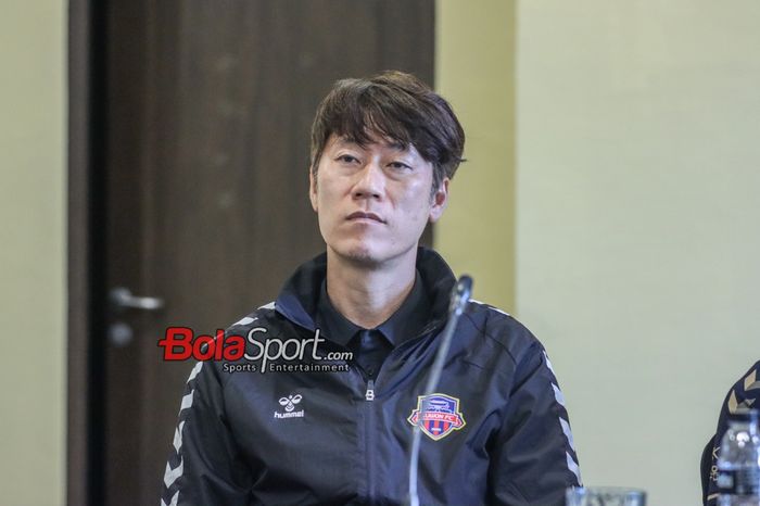 Pelatih Suwon FC, Kim Eun-joong, sedang memberikan keterangan kepada awak media di Hotel Sultan, Senayan, Jakarta, Kamis (15/2/2024).