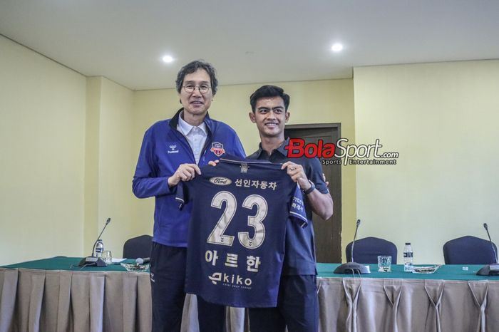 General Manager Suwon FC, Choi Sun-ho (kiri), sedang berfoto dengan pemain barunya bernama Pratama Arhan (kanan) di Hotel Sultan, Senayan, Jakarta, Kamis (15/2/2024).