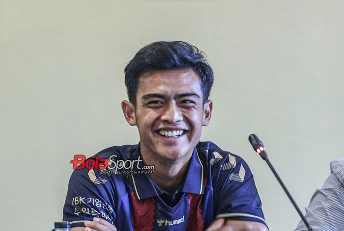 Pemain baru Suwon FC, Pratama Arhan, sempat tersenyum saat sedang memberikan keterangan kepada awak media di Hotel Sultan, Senayan, Jakarta, Kamis (15/2/2024).