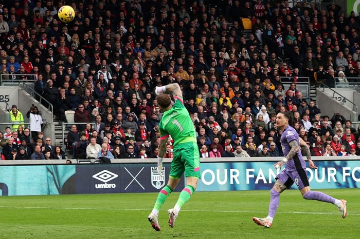 Darwin Nunez mencetak gol dengan tembakan lob dalam lawatan Liverpool ke markas Brentford di pekan ke-25 Liga Inggris (17/2/2024).