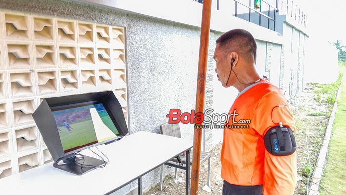 Suasana wasit sedang memantau uji coba VAR (Video Assistant Referee) di Jeep Station Indonesia, Megamendung, Bogor, Jawa Barat, Sabtu (17/2/2024).