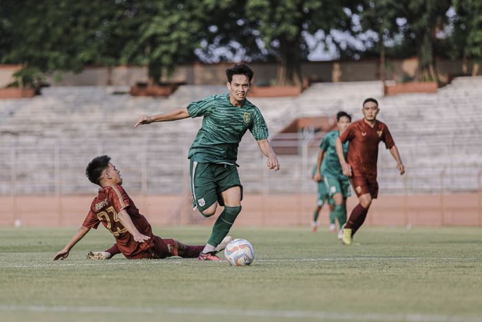 Pemain Persebaya, Wildan Ramdhani dalam laga uji coba yang terlaksana di Stadion Gelora 10 Nopember, Jumat (16/2/2024).
