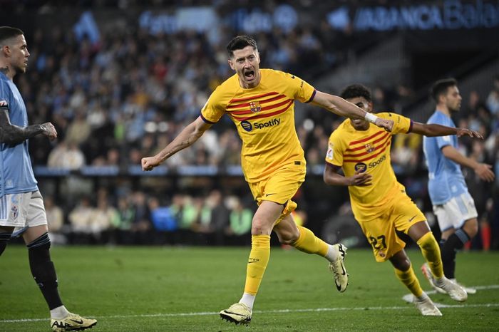 Penyerang Barcelona, Robert Lewandowski, mencetak dua gol dalam kemenangan 2-1 atas Celta Vigo. Ada momen penalti yang diulang dalam laga tersebut.