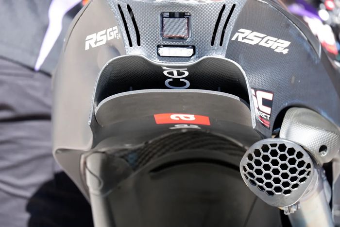 Penampakan bagian buritan dari 'bat mobile' Aprilia yang dicoba Maverick Vinales.