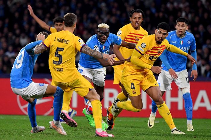 Aksi bomber Napoli, Victor Osimhen, ketika menghadapi Barcelona di leg pertama babak 16 besar Liga Champions, Kamis (22/02/2024)