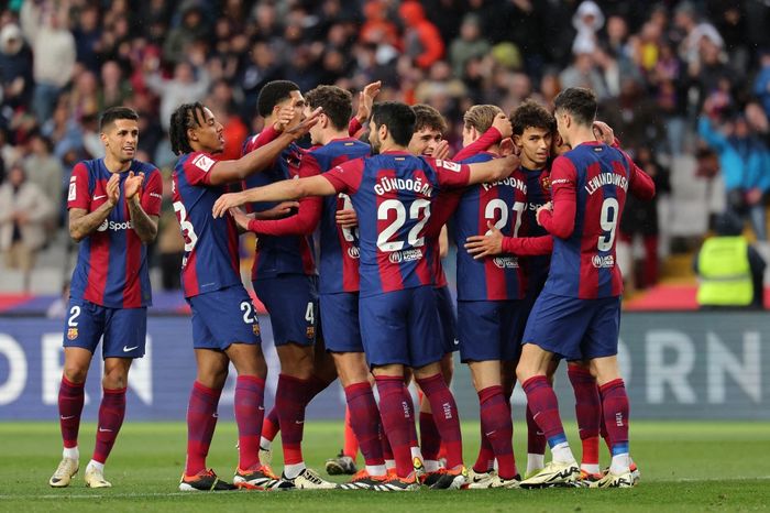 Para pemain Barcelona merayakan gol ke gawang Getafe pada lanjutan Liga Spanyol di Olimpic Lluis Companys (24/2/2024).