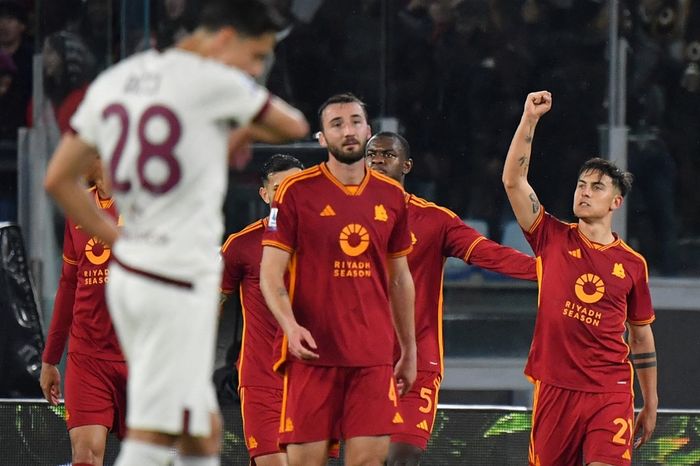 Paulo Dybala (kanan) cetak hattrick pertama sejak 2018, AS Roma kalahkan Torino pada lanjutan Liga Italia di Olimpico (26/2/2024).