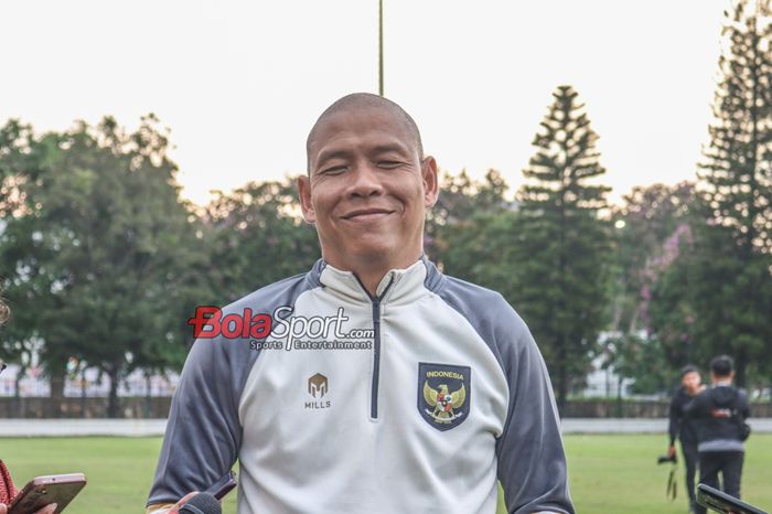 Pelatih timnas U-16 Indonesia, Nova Arianto, sedang memberikan keterangan kepada awak media di Lapangan A, Senayan, Jakarta, Selasa (27/2/2024).